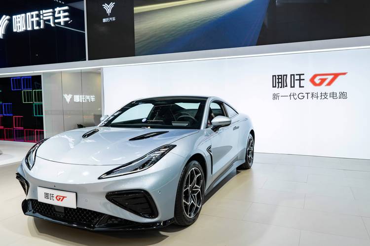 东莞255哪吒汽车在智能汽车领域的表现，领途汽车在新能源汽车市场中的影响力